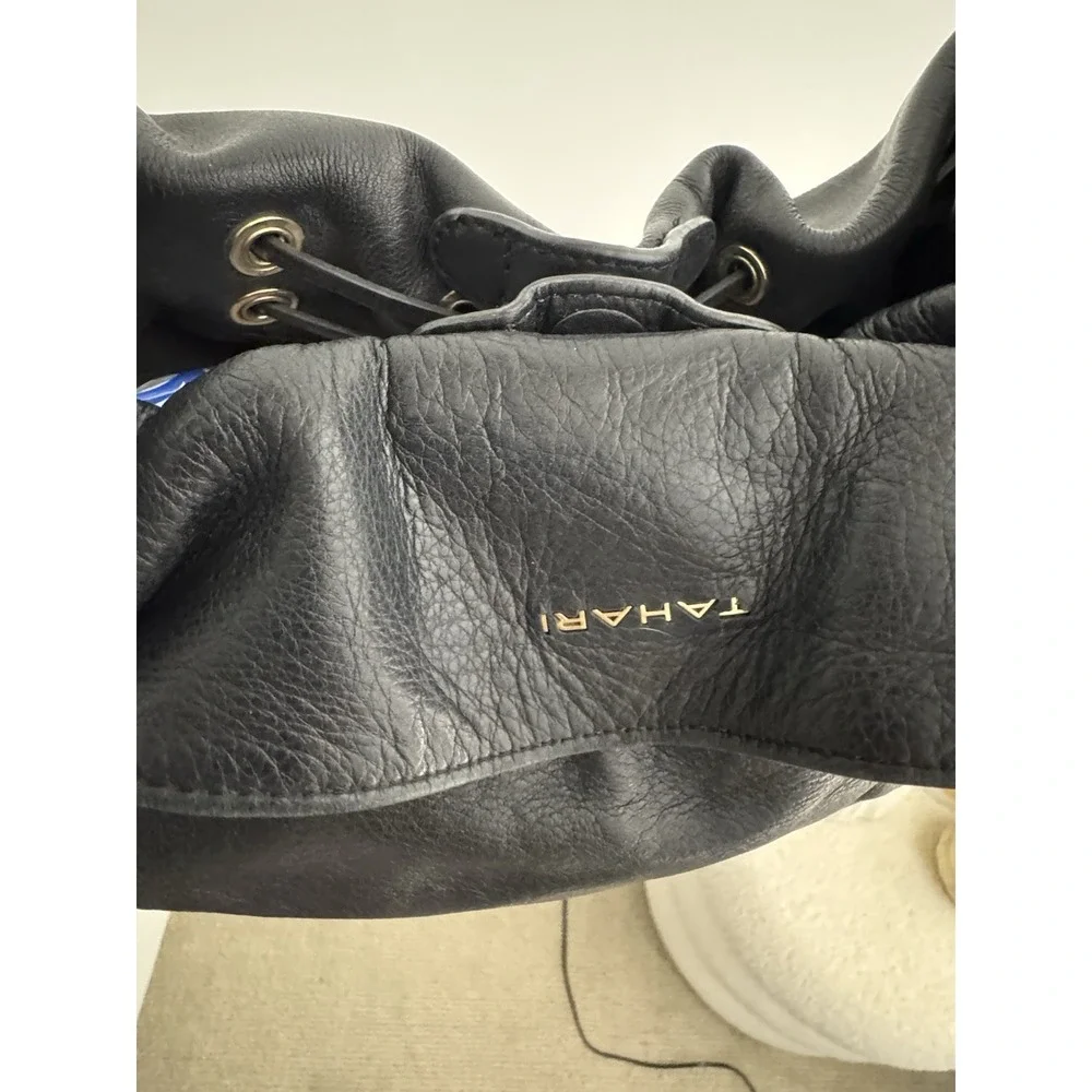 TAHARI‎ BLACK LEATHER SHOULDER BAG